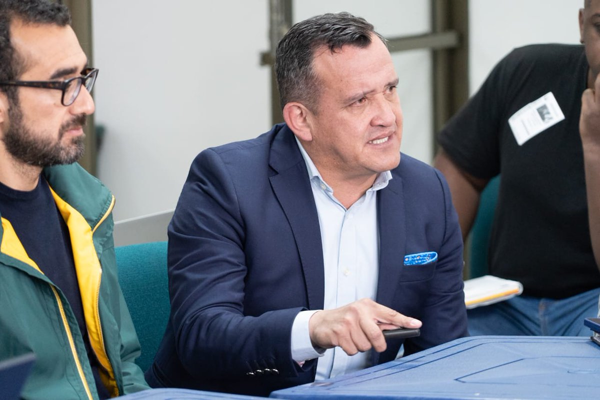 👋#AEstaHora nos reunimos desde <a href="/SectorSalud/">Secretaría Distrital de Salud</a> para dialogar con vichero(a)s, representantes de los restaurantes, <a href="/Asobares/">🇨🇴 ASOBARES COLOMBIA</a>, <a href="/AcodresCo/">Acodrés</a> <a href="/invimacolombia/">Invima</a>, <a href="/MinSaludCol/">MinSalud Colombia 🇨🇴</a>, <a href="/mincultura/">MinCultura Colombia</a> <a href="/CulturaenBta/">Secretaría de Cultura de Bogotá</a> y <a href="/DesarrolloBta/">Secretaría Desarrollo Económico</a> para acalarar dudas y dirimir diferencias alrededor del viche/biche.