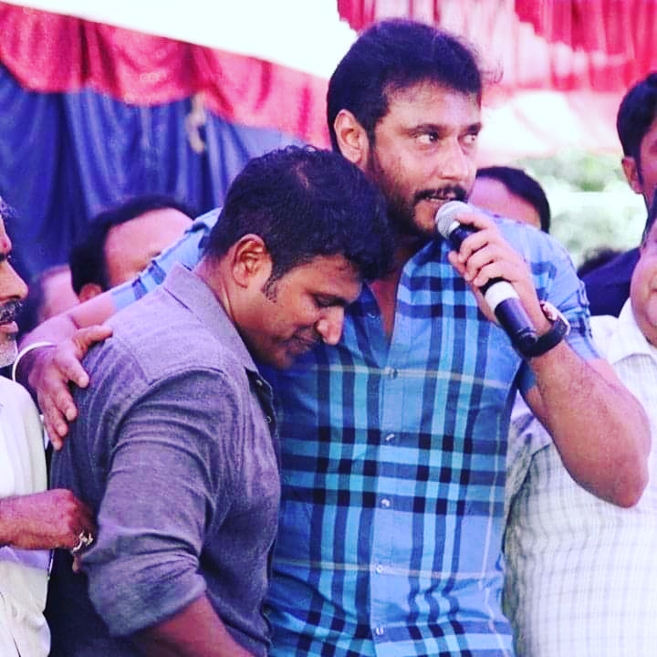 anand_chinchali's tweet photo. ಅವ್ರೆಲ್ಲಾ ಚನ್ನಾಗೆ ಇದಾರೆ ನೋಡಿ ಸುಮ್ನೆ ತಿಳ್ಕಂಡು ಫ್ಯಾನ್ ವಾರ್ ಮಾಡ್ಬೇಡಿ ಒಳ್ಳೆದಲ್ಲ ಯಾರಿಗು😍 ಸಾಧ್ಯವಾದ್ರೆ ಪ್ರೀತ್ಸಿ❣️ #spreadpositive #DBoss𓃰 @dasadarshan @yuva_rajkumar @SanthoshAnand15 #AppuLivesOn #punithrajkumar #Kaatera https://t.co/8YiUbC2qAl