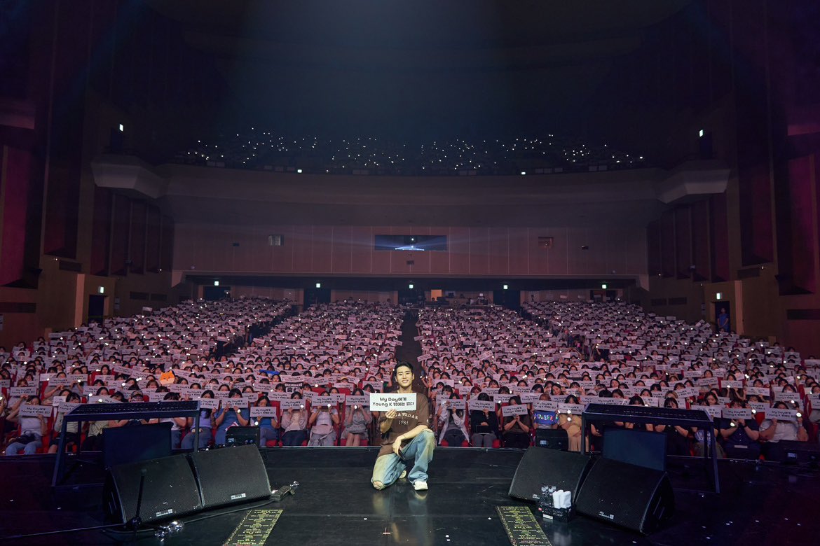 [ #DAY6_BEHIND ]

오랜만에 만날 My Day를 생각하며
떨리는 마음으로 준비한 첫 솔로 콘서트🎙️

그래도 역시 Young K에게
My Day의 사랑밖에는 없다❤️

#DAY6 #데이식스
#YoungK
#Letters_with_notes