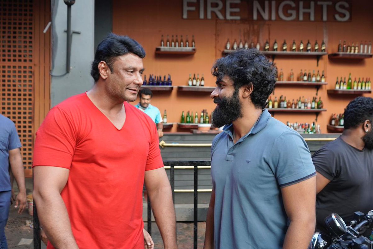 anand_chinchali's tweet photo. ಅವ್ರೆಲ್ಲಾ ಚನ್ನಾಗೆ ಇದಾರೆ ನೋಡಿ ಸುಮ್ನೆ ತಿಳ್ಕಂಡು ಫ್ಯಾನ್ ವಾರ್ ಮಾಡ್ಬೇಡಿ ಒಳ್ಳೆದಲ್ಲ ಯಾರಿಗು😍 ಸಾಧ್ಯವಾದ್ರೆ ಪ್ರೀತ್ಸಿ❣️ #spreadpositive #DBoss𓃰 @dasadarshan @yuva_rajkumar @SanthoshAnand15 #AppuLivesOn #punithrajkumar #Kaatera https://t.co/8YiUbC2qAl