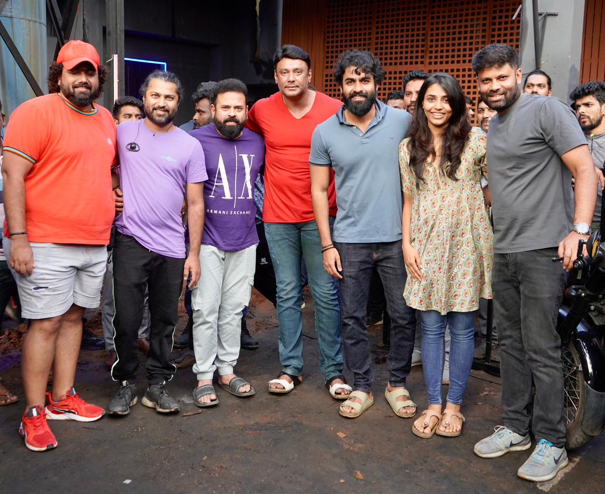 anand_chinchali's tweet photo. ಅವ್ರೆಲ್ಲಾ ಚನ್ನಾಗೆ ಇದಾರೆ ನೋಡಿ ಸುಮ್ನೆ ತಿಳ್ಕಂಡು ಫ್ಯಾನ್ ವಾರ್ ಮಾಡ್ಬೇಡಿ ಒಳ್ಳೆದಲ್ಲ ಯಾರಿಗು😍 ಸಾಧ್ಯವಾದ್ರೆ ಪ್ರೀತ್ಸಿ❣️ #spreadpositive #DBoss𓃰 @dasadarshan @yuva_rajkumar @SanthoshAnand15 #AppuLivesOn #punithrajkumar #Kaatera https://t.co/8YiUbC2qAl