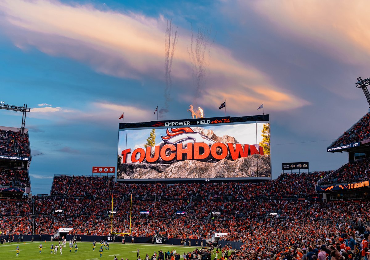 EricCainer4's tweet image. Football is in the air #BroncosCountry. 7 Story tall, 4k @Daktronics video board looking clean! @Broncos with some amazing upgrades this year.
