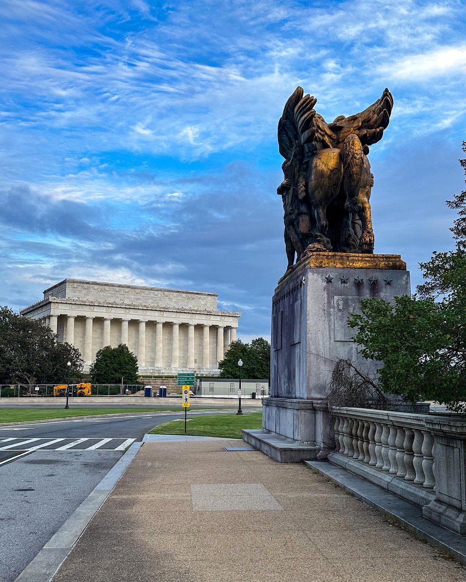 washingtondc's tweet image. Hello September! Embracing the crisp morning air – a perfect start to a new month! 🍁 🌟

📸: IG/ robertrunsdc #MyDCcool #ExperienceDC