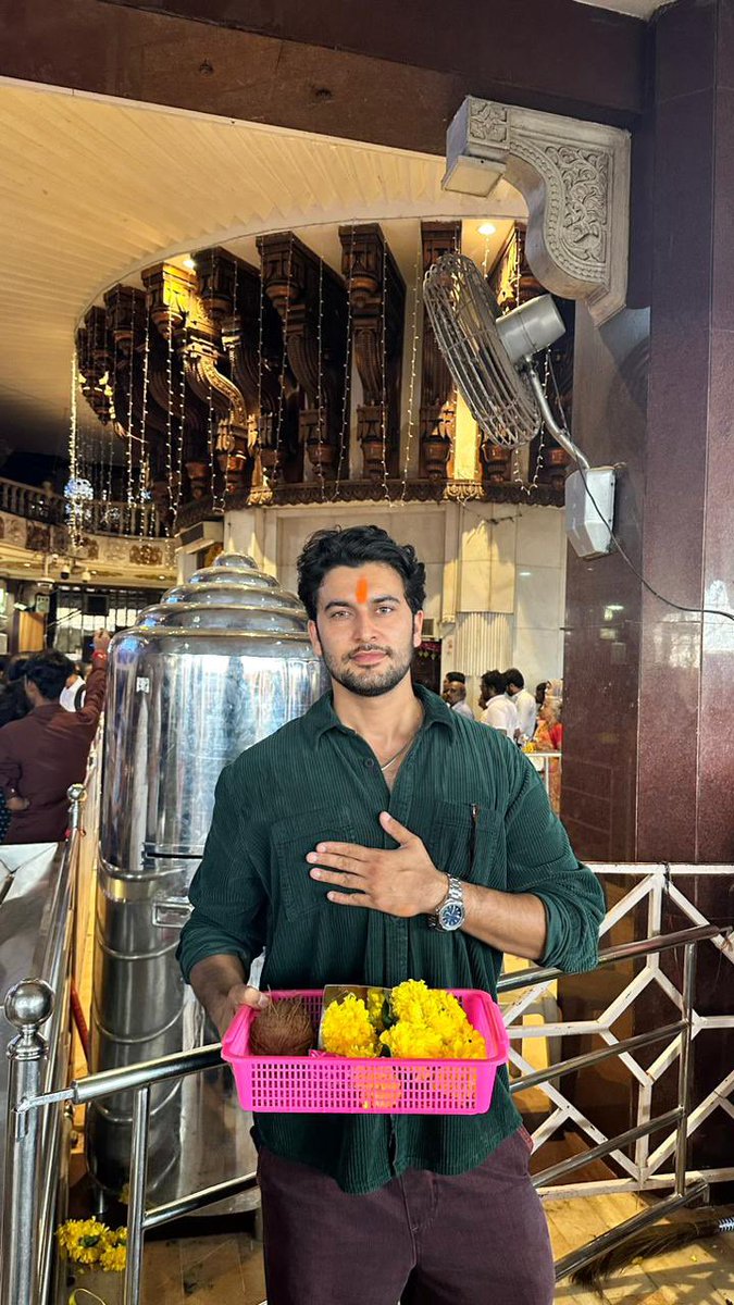 After winning hearts in Disney+Hotstar's The Freelancer, Navneet Malik Seeks Bappa's Blessings at the Siddhivinayak Temple. #TheFreelancer #NavneetMalik @NavneetMalik93