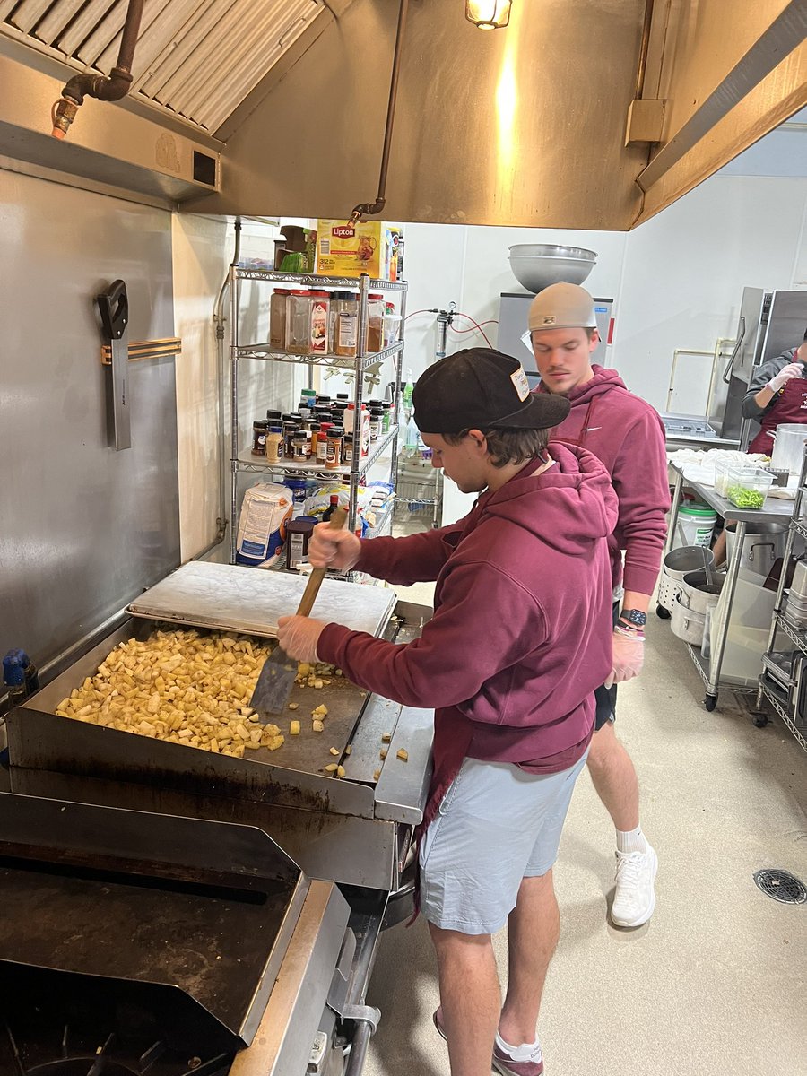 RonSiersJr's tweet photo. Team - @SalisburyBB knocked it out of the park serving our food insecure members of the community this morning at HALO. Thanks, @SalisburyWBB for joining in and establishing a new day of the week to serve. @SUSeaGulls @CoachB_ABCA https://t.co/diNua51Ue5