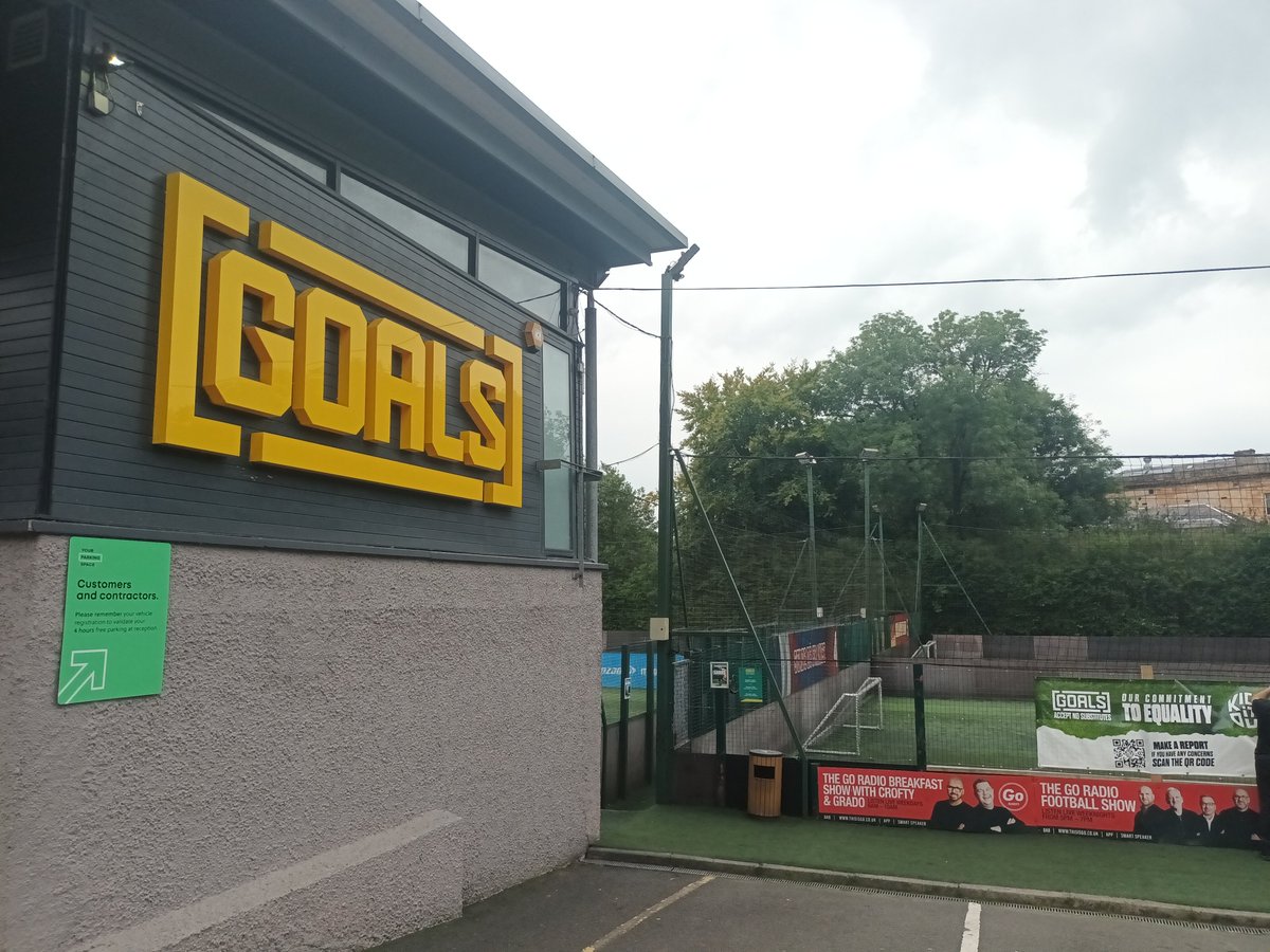 Just had a fab football kickabout with players from @AnnetteStreetPS @BlackfriarsP @cuthbertson @stbrides @StConval. I hope they loved it. A huge shout out to Goals Glasgow South for providing a free opportunity @activeschoolsem