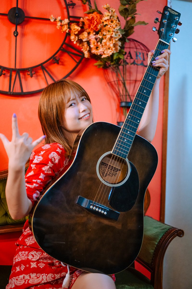 Pontam11's tweet photo. しよはちゃん、ギター持って1分後
楽しそうだから問題はないけど
誰の影響?🙄

(歌で某カメラマンがHardRockしよはと けしかけていたようですが🫣)

#高橋しよは🍀
#横浜美少女図鑑撮影会 
#横浜美少女図鑑スタジオ撮影会 
#横浜美少女図鑑 
#NEORiS https://t.co/pJUOW9DcmB
