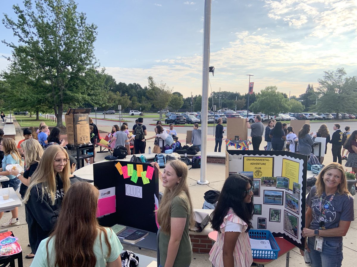 This morning, as our students arrived at school, they had the chance to interact with club sponsors and students to learn more about the activities at HMS! Shout out to our Cambridge FFA students who stopped by as well! <a href="/MichaelLeMoyne/">Michael LeMoyne</a> <a href="/FultonZone7/">Dr. Crumbley</a> <a href="/FultonCoSchools/">FultonCountySchools</a>