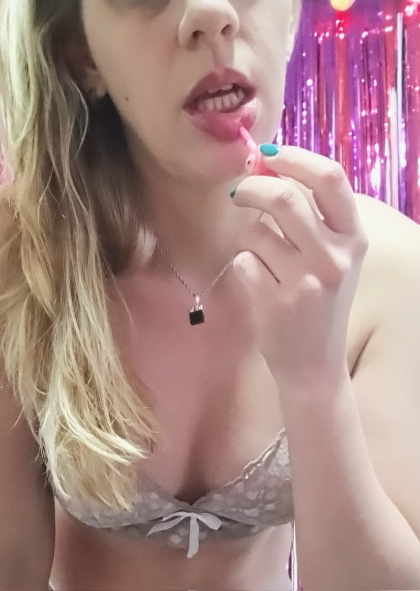 LadyHot84's tweet photo. Shiny kisses 🫦 https://t.co/KucnyQehKM