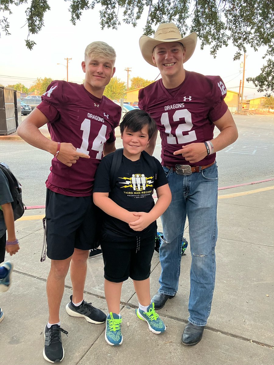BCE_BlueJays's tweet photo. Fridays are for 🏈! @jennystrong92 @RoundRockFB @RRHSdragons @DragonNationRR https://t.co/armHq0ULgD