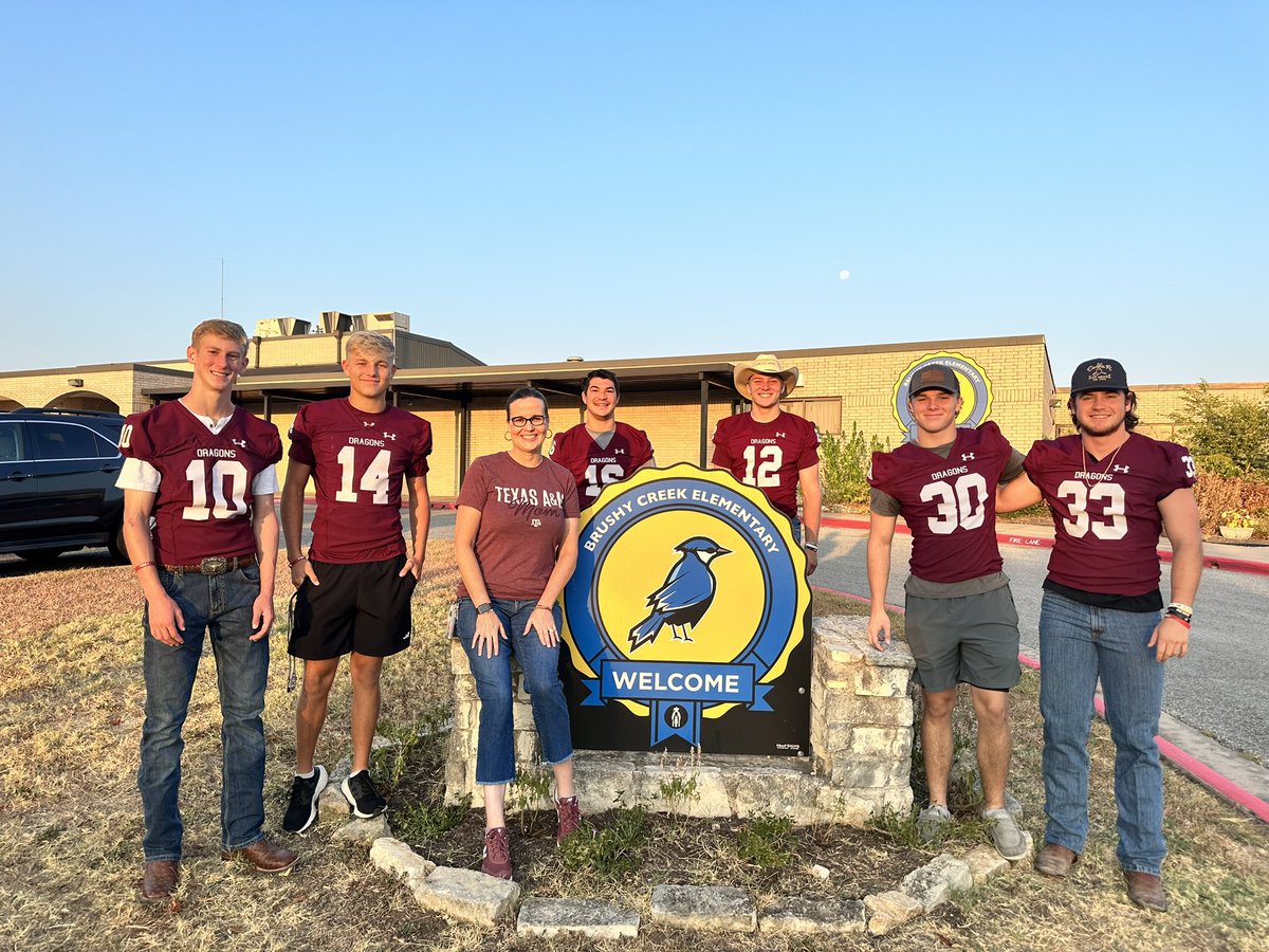 BCE_BlueJays's tweet photo. Fridays are for 🏈! @jennystrong92 @RoundRockFB @RRHSdragons @DragonNationRR https://t.co/armHq0ULgD
