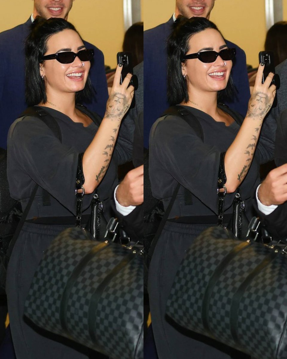 Demi Lovato desembarcando no Aeroporto de Guarulhos, em São Paulo 🩶 🇧🇷
