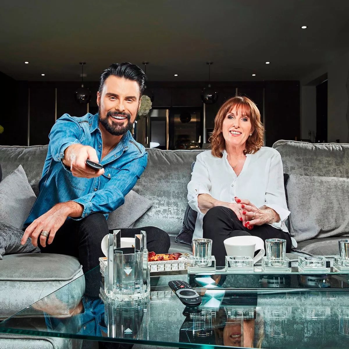 Mofoman360's tweet image. Gotta say I absolutely love Rylan and his Mum Linda on Celebrity Gogglebox and it’s horrible to hear of Linda’s accident I hope she makes a speedy recovery sending love and thoughts their way ❤️❤️ #Rylan #CelebrityGogglebox @Rylan