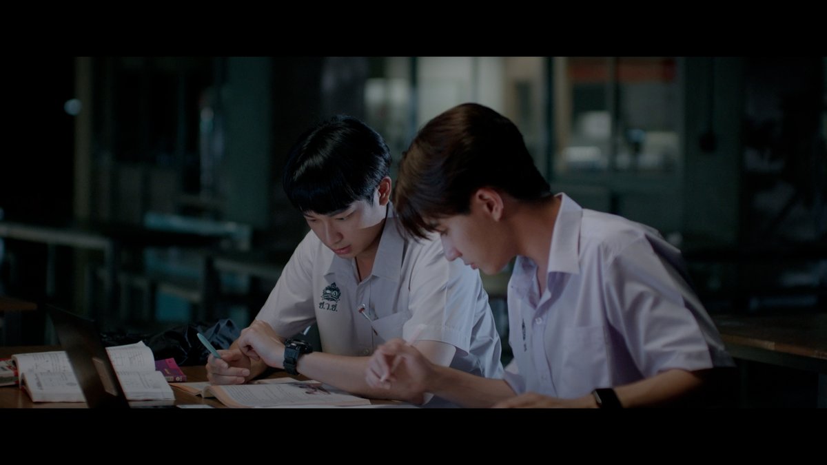GMMTV's tweet photo. ที่ว่าชอบเนี่ย ชอบแค่วิชาเนอะะะะะะ👀 

#DangerousRomanceEP3 #GMMTV
@perthppe @Chimonac https://t.co/gleV7eGufE