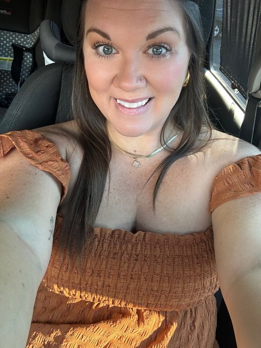 Happy Friday 🍁 Any fun plans for this long weekend? https://t.co/TZV6uY5Wf1