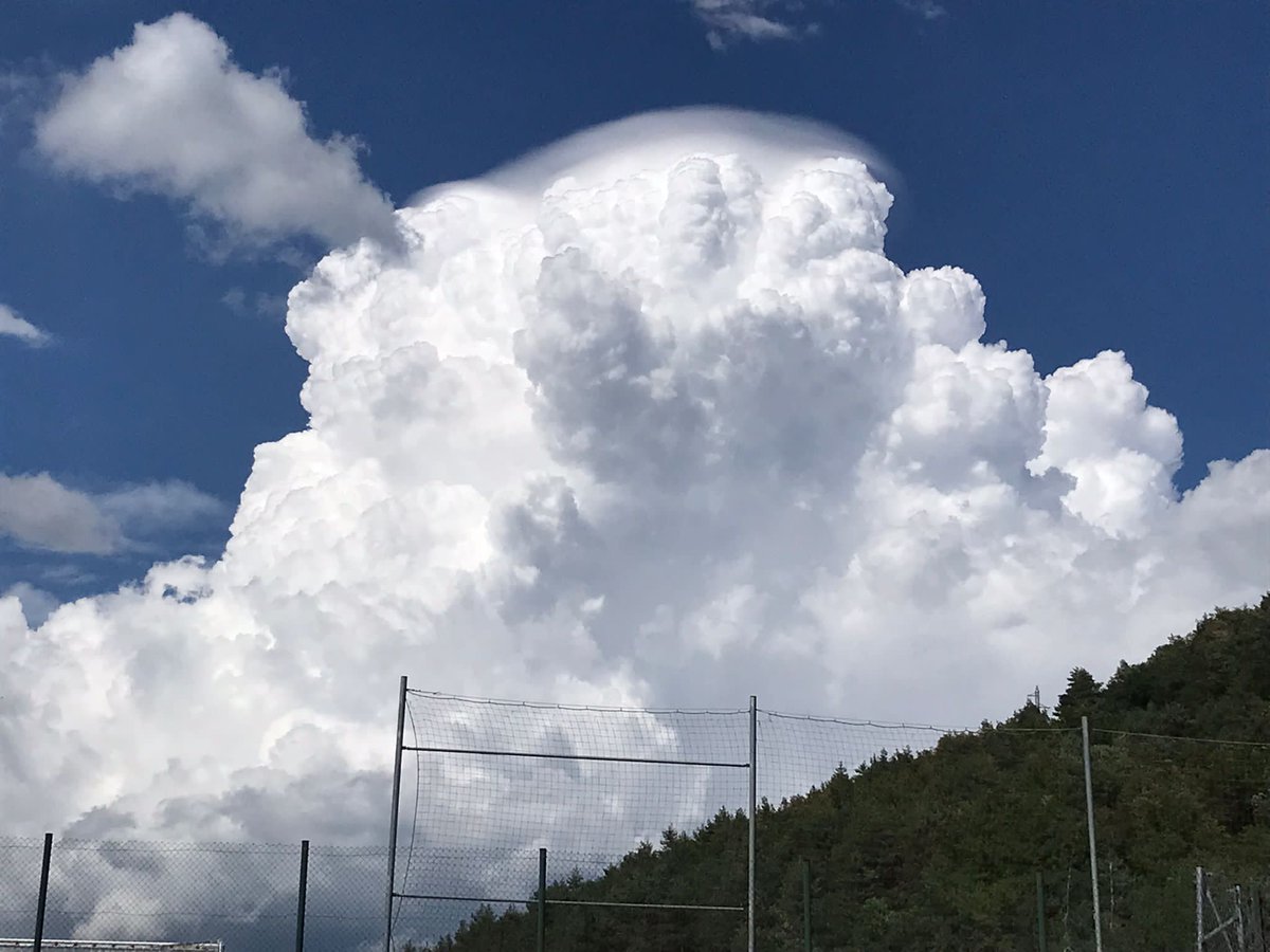Curiós núvol avui al migdia sobre #Campdevanol @eltempsTV3 foto: Eudald Carbonell