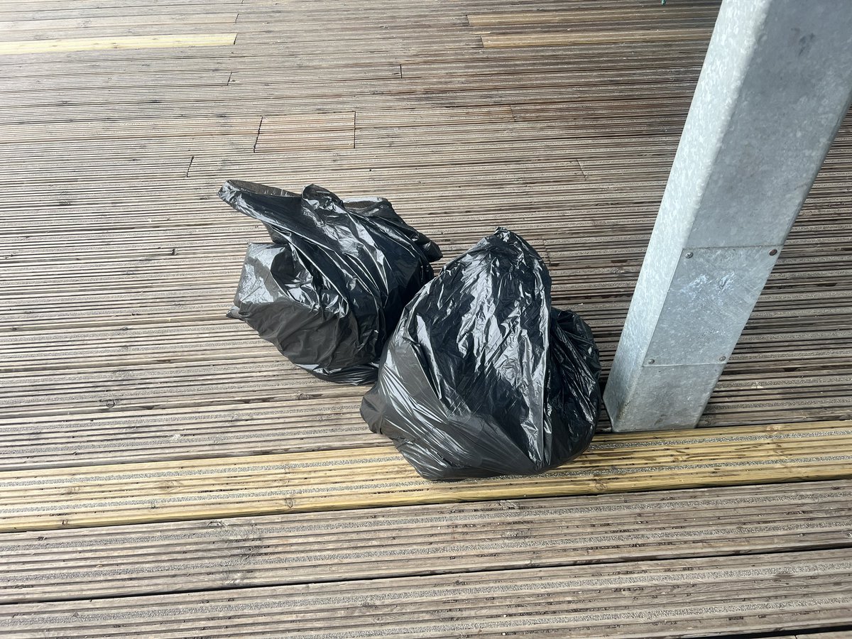 Finishing off this week <a href="/StAnnesPrimary/">St Anne's RC Primary School Glasgow</a> did a great job cleaning up the <a href="/scottishcanals/">Scottish Canals</a> as part of their #johnmuiraward. The canal is looking much better around <a href="/PinkstonAWWC/">Pinkston Watersports</a> with thanks to the support of the <a href="/GlasgowCC/">Glasgow City Council</a> community litter pick hub.