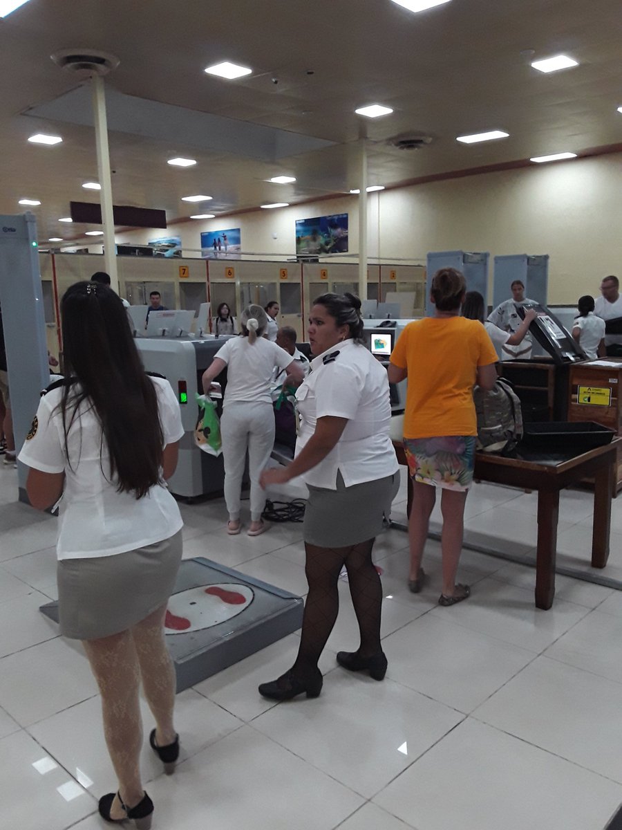 🌟Calibrando🔬los motores🎛para enfrentar🛂con laboriosidad esta jornada🕰, la #JuventudAduanera 🇨🇺del AIJGG🛬 a la vanguardia🔝 y dispuestos a no fallar🚫en su encomienda🛃 #FronteraSegura #ServicioDeExcelencia