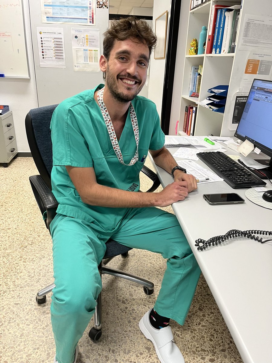 FarmaCHUS's tweet photo. Hoy @FarmaCHUS se queda en las mejores con nuestro R1, @Rodrigo_Villaro 💊💉
Buena primera guardia, compañero!!! 🙌🏻🙌🏻
#somosCHUS🧩 https://t.co/a6oIYfDljW
