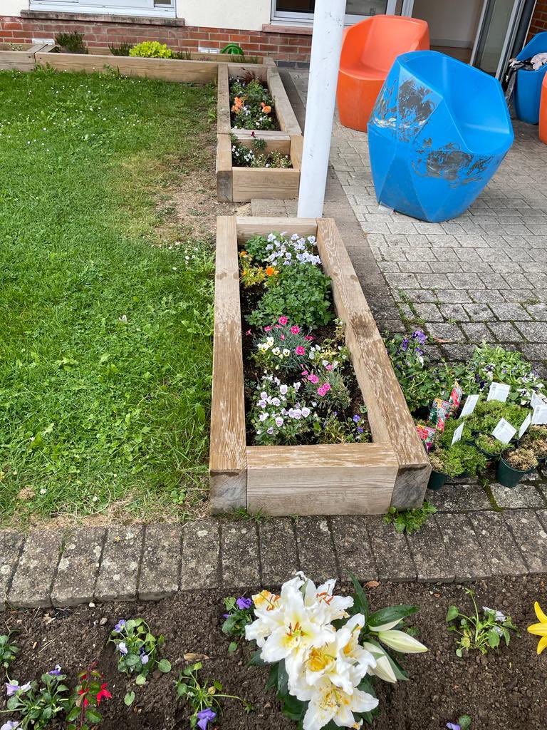 OTteamLGH's tweet photo. Jade ward garden project:

Thank you to our wonderful head Gardener Ali today supporting and encouraging the service leaders to participate in a gardening group. 

🌹🌻🌼🌸☘️ https://t.co/7mmFALww9A