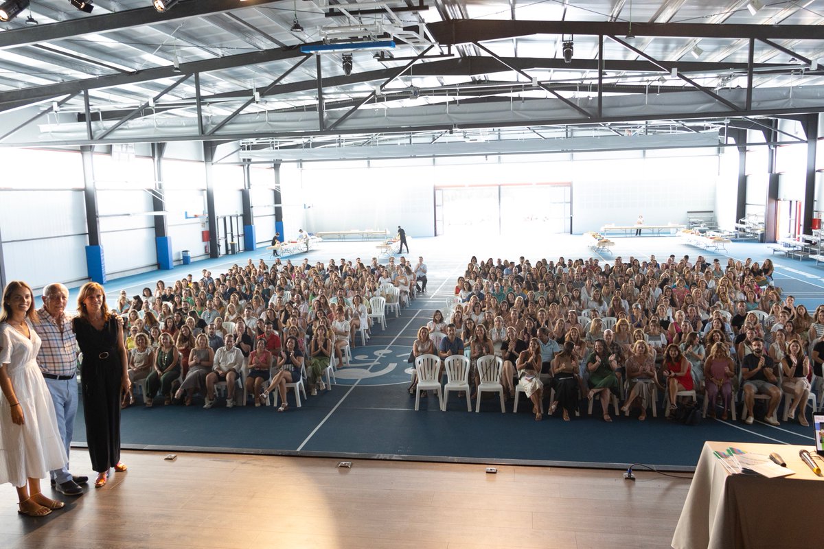 C_Mas_Camarena's tweet photo. #ClaustroMasCamarena✌️ Nuestro cole afronta el nuevo curso con mucha ilusión ✌️
¡Sólo nos falta lo más importante, nuestros alumnos y familias!
Y como viene siendo tradición... selfie del gran equipo #MasCamarena. Welcome!
👌 Os esperamos en unos días.👌
#VueltaAlCole https://t.co/0DI5dVDgBg
