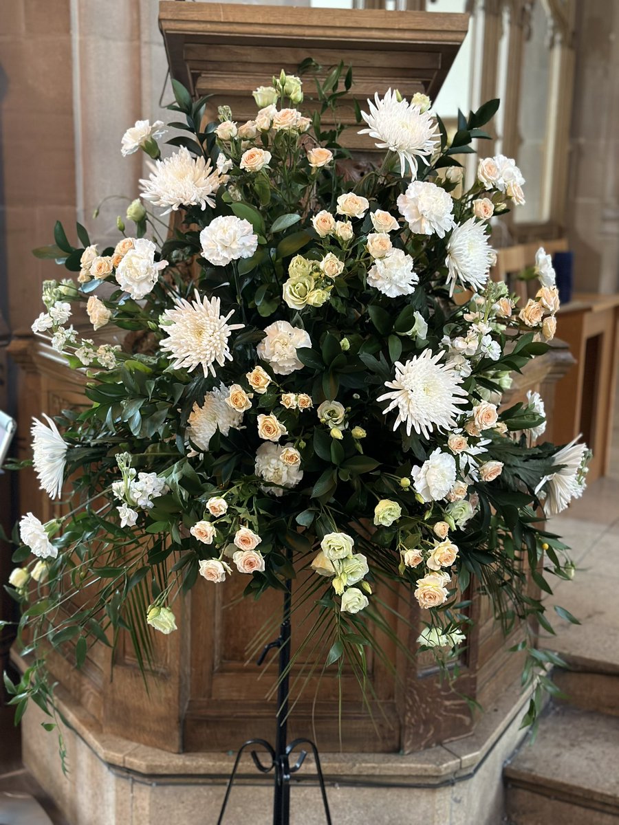 sarahdoyley6944's tweet photo. Busy week for the #FlowerTeam @LiverpoolParish #Funeral #wedding #merchantnavyday π https://t.co/VH2gcey5Cz