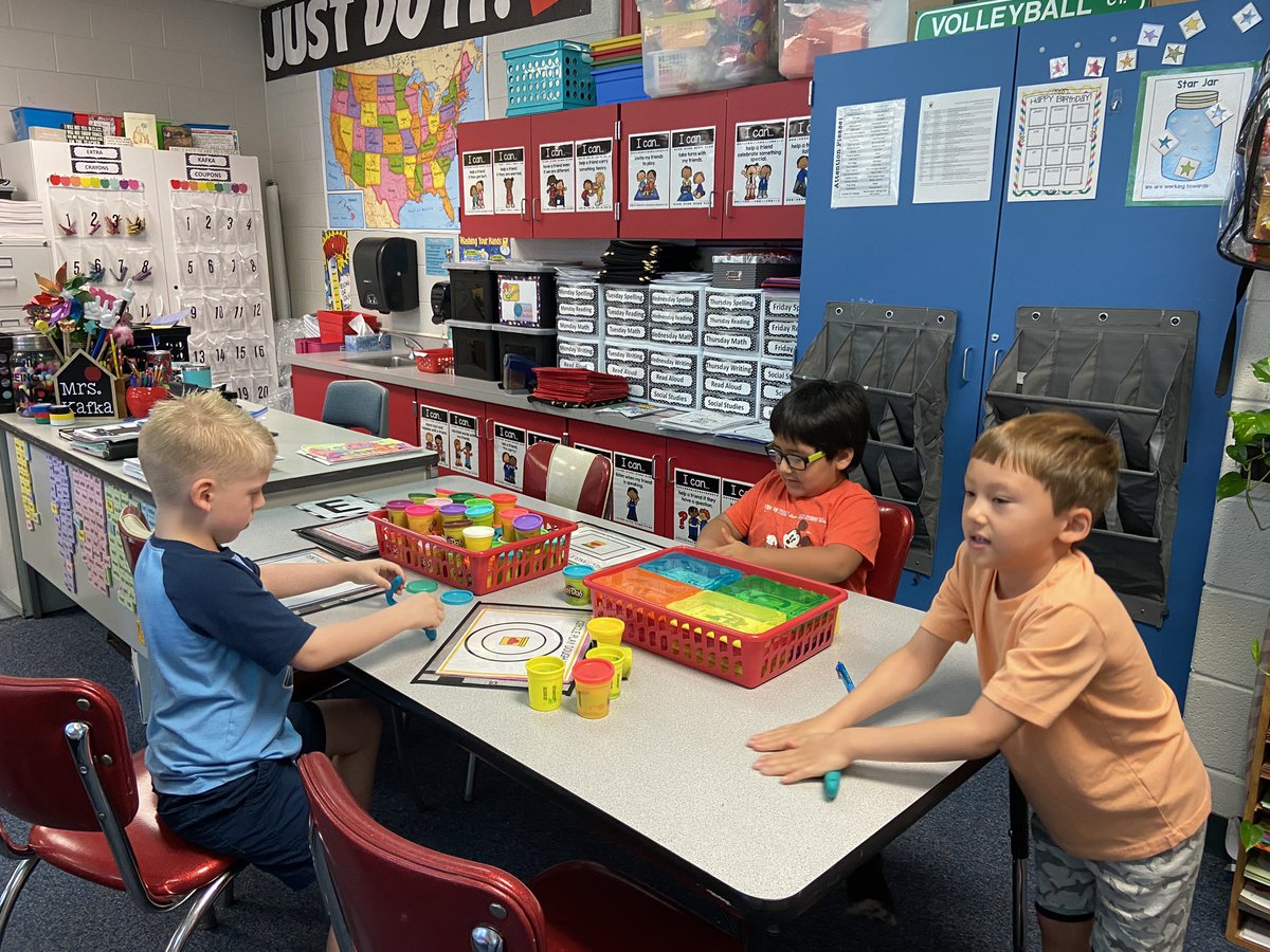 DeerPathCary's tweet photo. Students in Mrs. Kafkaโs second grade classroom have been learning about their different morning work choices. They have been very responsible with the materials! Amazing job #dpcomets #D26Learns @CarySD26 https://t.co/ggr79eUY8V