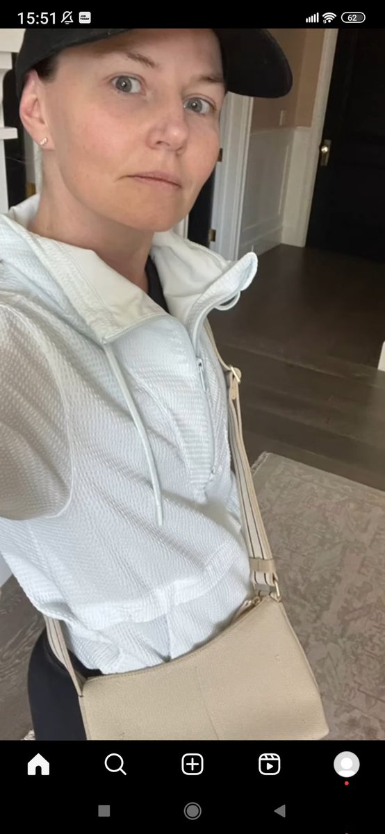 Just 1 month ago all her hetero fans were saying she would be already in her 7th or 8th pregnancy month... Bold of them to assume she's not been all this last 8 months just out of scene to try to fake a pregnancy while she was just buying a baby