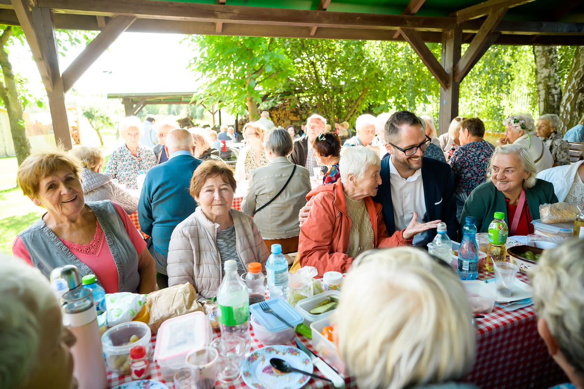 PawelBlizniuk's tweet photo. Seniorzy są nieocenionym potencjałem naszego miasta, regionu i kraju, są bowiem źródłem życiowej mądrości i skarbnicą doświadczeń dla młodszych pokoleń. Wielkie dzięki za dzisiejsze spotkanie. 💚 #Lodz #Buczek #Brzeziny #seniorzy https://t.co/Ni5jkmmm2K