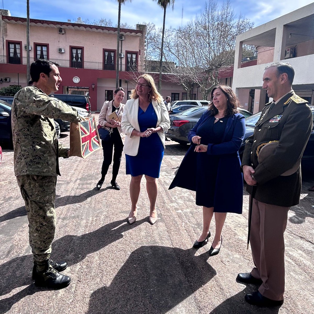 UKinUruguay's tweet photo. Aprovechando su amplia experiencia en África, la Directora General para África y las Américas de @FCDOGovUK, @HarrietLMathews, visitó @ENOPU1 para compartir conocimientos y reforzar áreas de interés común 🇬🇧🤝🇺🇾 https://t.co/ZgnbYTX4LM