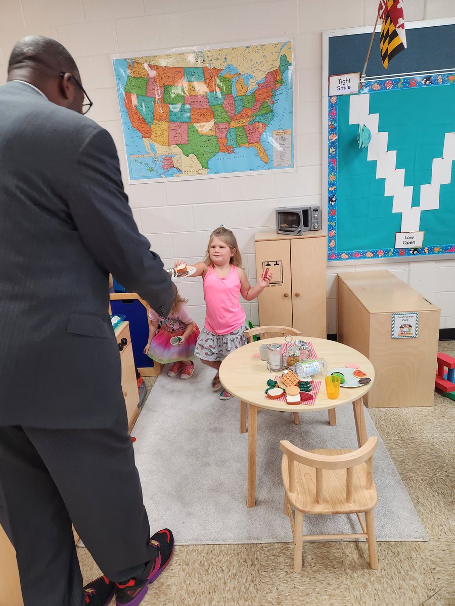 AACPSSupt's tweet photo. Thanks to my new @JvilleAACPS friend for a mid-morning PreK snack! #AACPSFamily #BelongGrowSucceed @AACountySchools https://t.co/gg4d7pegrm