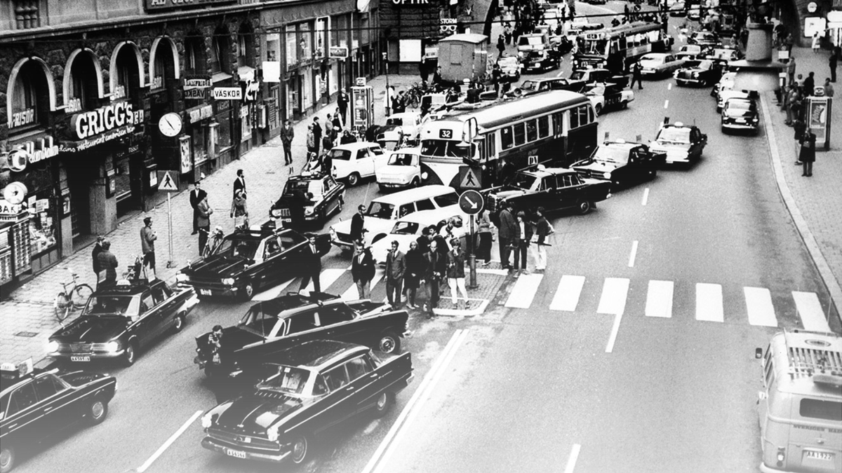 publicmitraX's tweet photo. #Onthisday in 1967, #Sweden made a historic shift as drivers transitioned from left-hand to right-hand driving. A historic move to align with continental Europe.! ๐๐ธ๐ช #trafficswitch https://t.co/6rHZP0gDnY