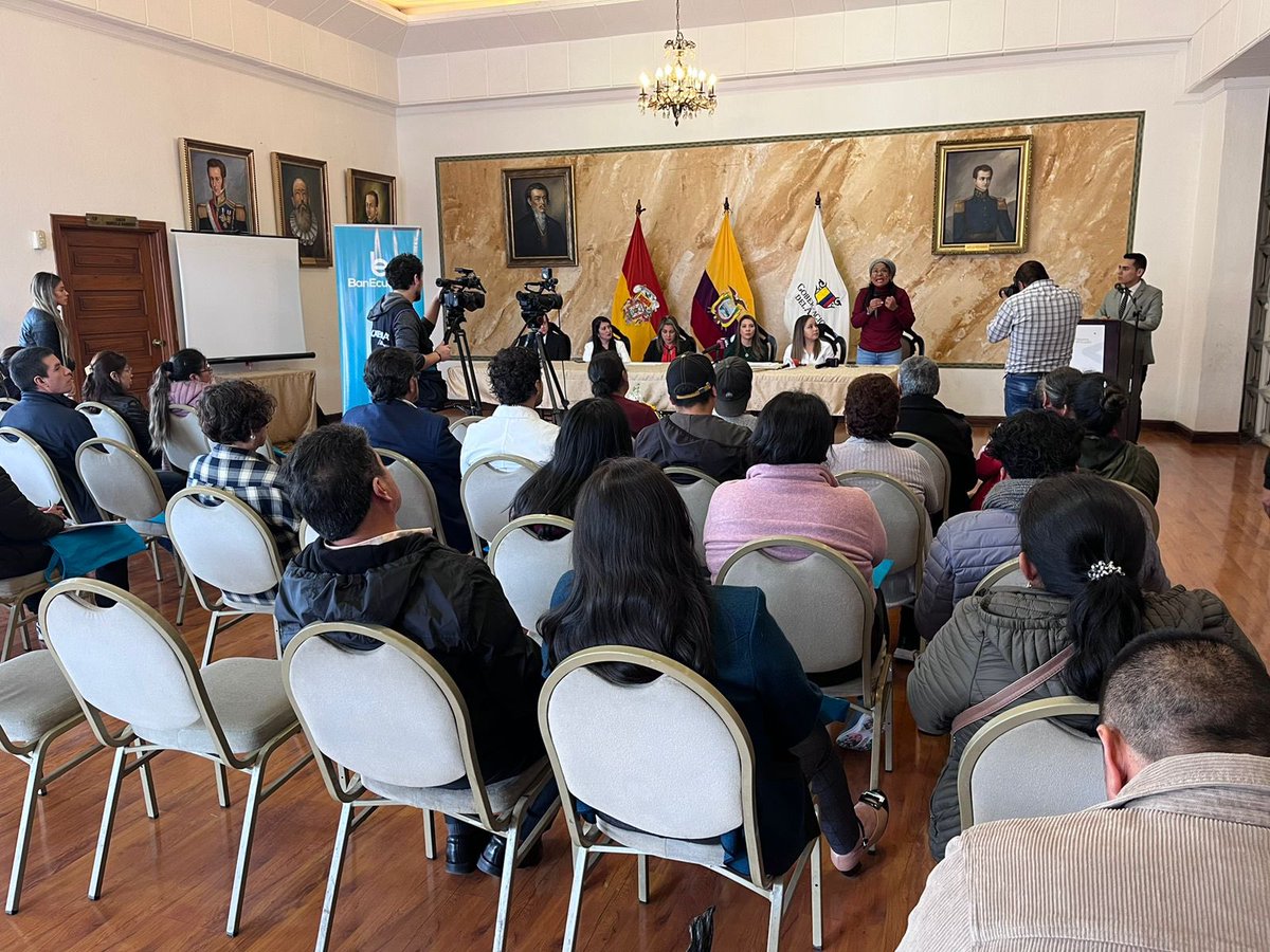 DHumanoEc's tweet photo. #MIES en coordinación con @BanEcuadorBP articulan acciones para fortalecer los servicios dirigidos a grupos prioritarios y vulnerables a fin de garantizar sus derechos, atención integral e inclusión económica. Con énfasis en los siguientes programas #ImpulsoVioleta y #Crédito1x30 https://t.co/EdKVR1JKf4