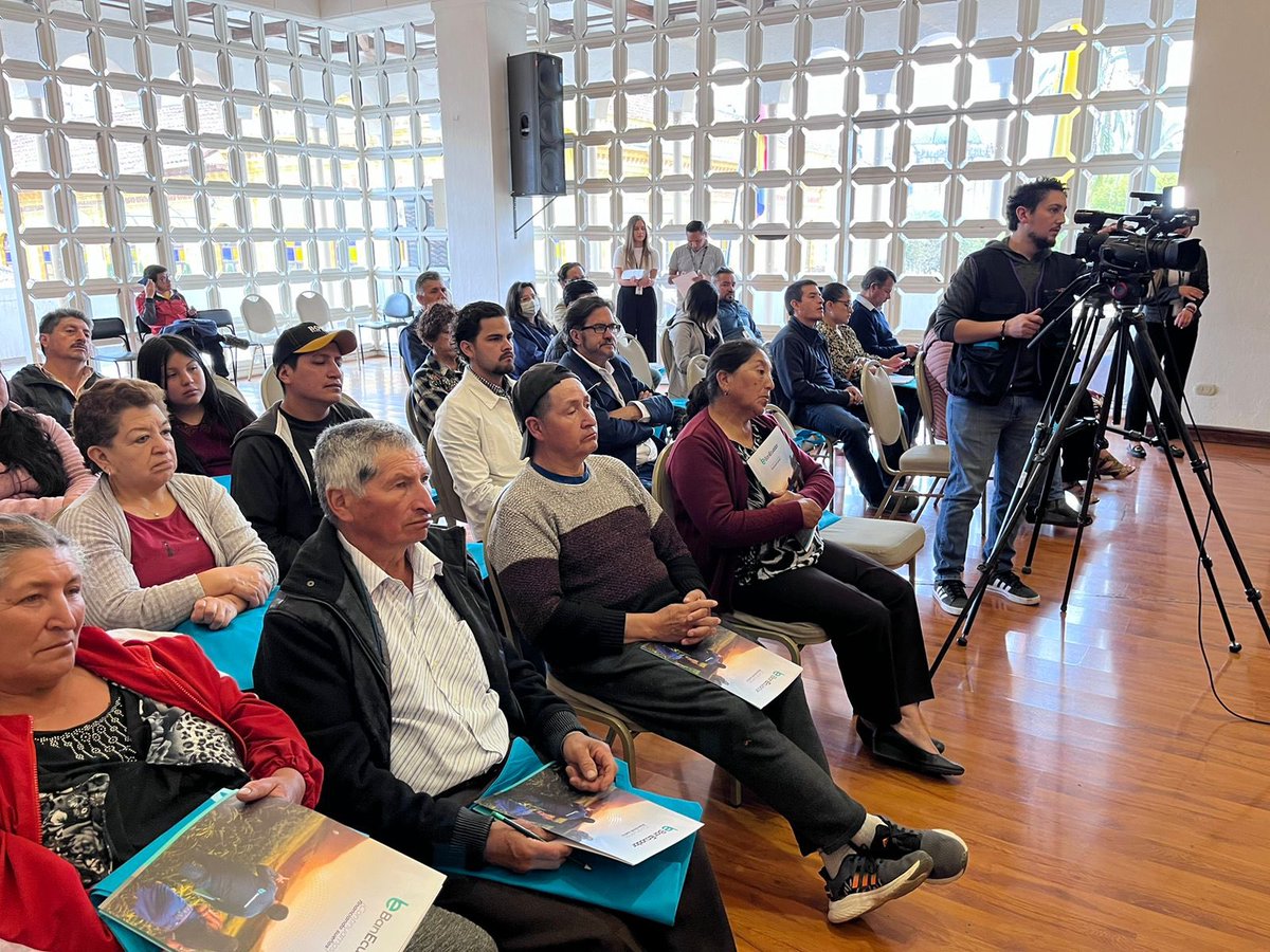 DHumanoEc's tweet photo. #MIES en coordinación con @BanEcuadorBP articulan acciones para fortalecer los servicios dirigidos a grupos prioritarios y vulnerables a fin de garantizar sus derechos, atención integral e inclusión económica. Con énfasis en los siguientes programas #ImpulsoVioleta y #Crédito1x30 https://t.co/EdKVR1JKf4