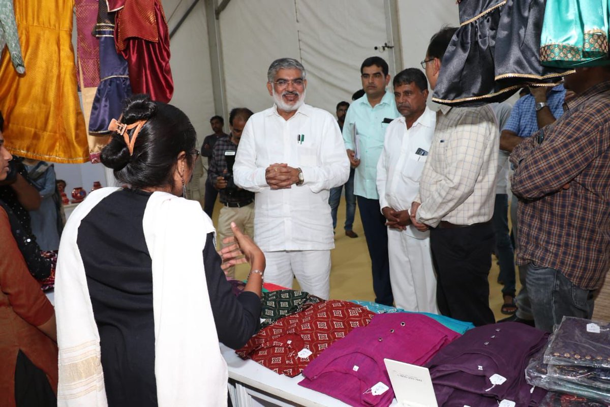 "શક્તિને સમૃદ્ધ અને સશક્ત બનાવતા આ સરસ મેળાઓ."

સ્થાનિક બહેનોની હસ્તકલા સમૃદ્ધિને લોકો સુધી પહોંચાડવાના ઉત્તમ ધ્યેય સાથે દ્વારકા ખાતે આયોજિત "સરસ મેળા-2023" નો શુભારંભ કરી, ગ્રામીણ ક્ષેત્રોની બહેનો દ્વારા નિર્મિત અનેક કલાકૃતિઓને નિહાળી.

સરસ મેળાઓ મહિલાઓની કલાત્મકતાને પ્રોત્સાહિત