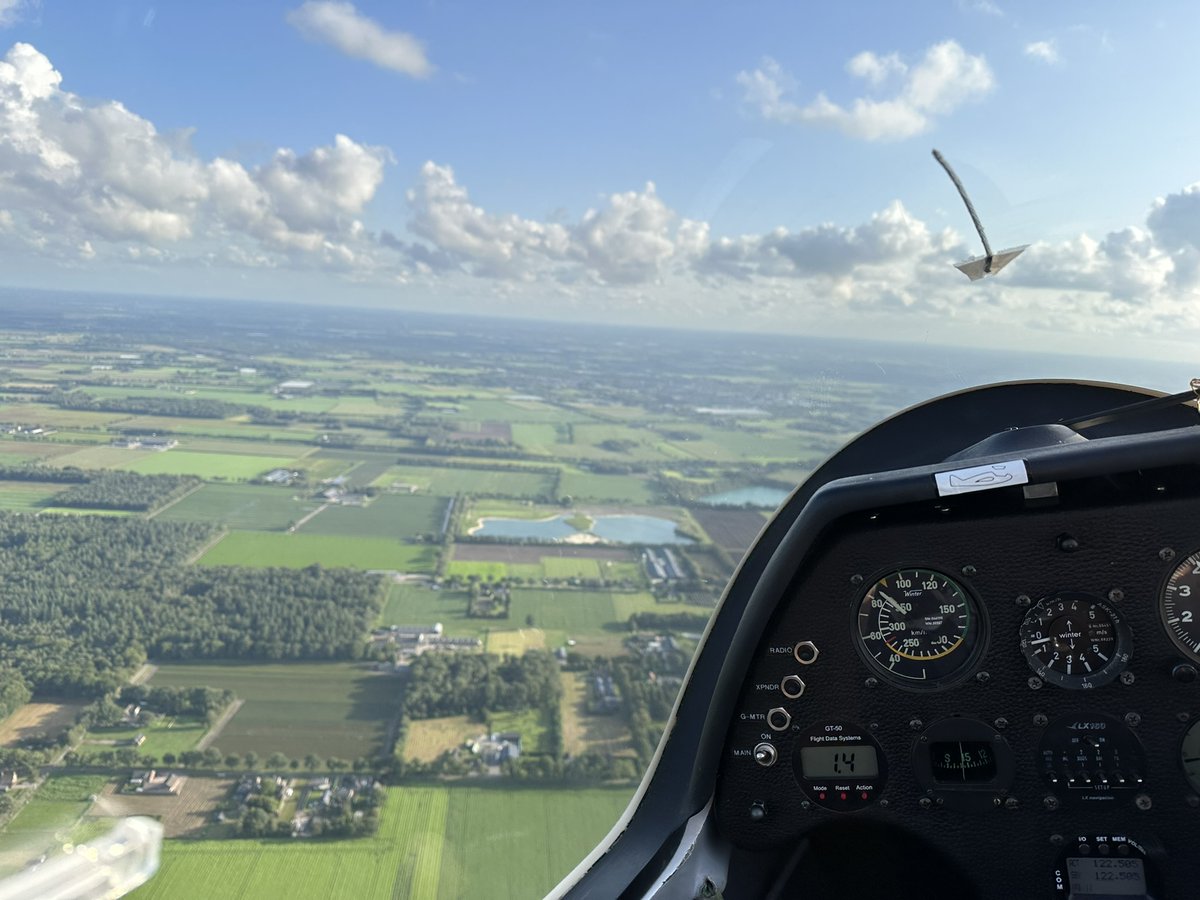 OGD'ers in de wolken! 🌤️

We zijn een hele vette ervaring rijker: zweefvliegen! ✈️

Een groep OGD'ers zoefde door het luchtruim en maakte collega's jaloers met dit soort foto's. Want zeg nou zelf, wie wordt er niet jaloers van dit uitzicht 🤩

#zweefvliegen #gliding #aviation