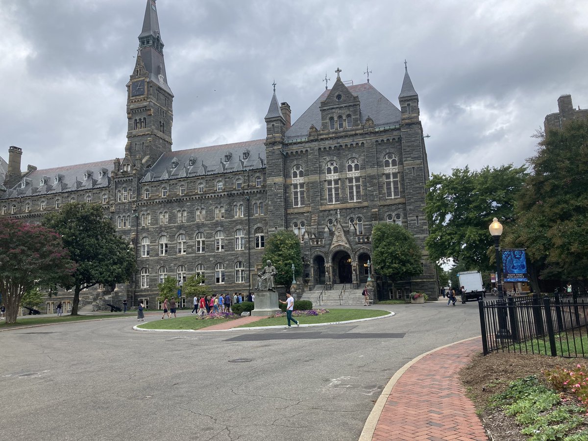 RaoulDelcorde's tweet image. Delighted to teach this semester at @Georgetown to graduate students @georgetownmsfs with a course on international diplomatic negotiation. Nice to be back in DC where I served as a senior diplomat at the end of the 1990s!