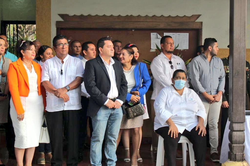 JairoLopezHn's tweet photo. Iniciamos la conmemoración de las fiestas patrias, hoy estuvimos presentes en el evento realizado por #COCIP en el izado de la Bandera nacional en la Plaza Jesús Valladares en la ciudad de Choluteca.
@XiomaraCastroZ
@manuelzr
@Rafabarahona1
@IHTT_HN https://t.co/CrfHb6fT79
