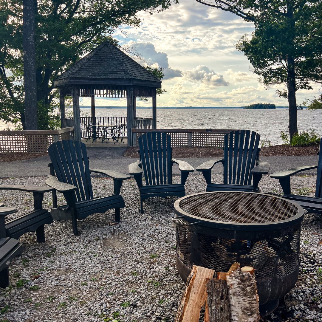 There's nothing quite like the beginning of a long weekend, sitting fireside and soaking in the breathtaking Muskoka backdrop 😌

Guests, join us for campfires on Fridays and Saturdays at 8PM! taboomuskoka.com/recreation-act…
