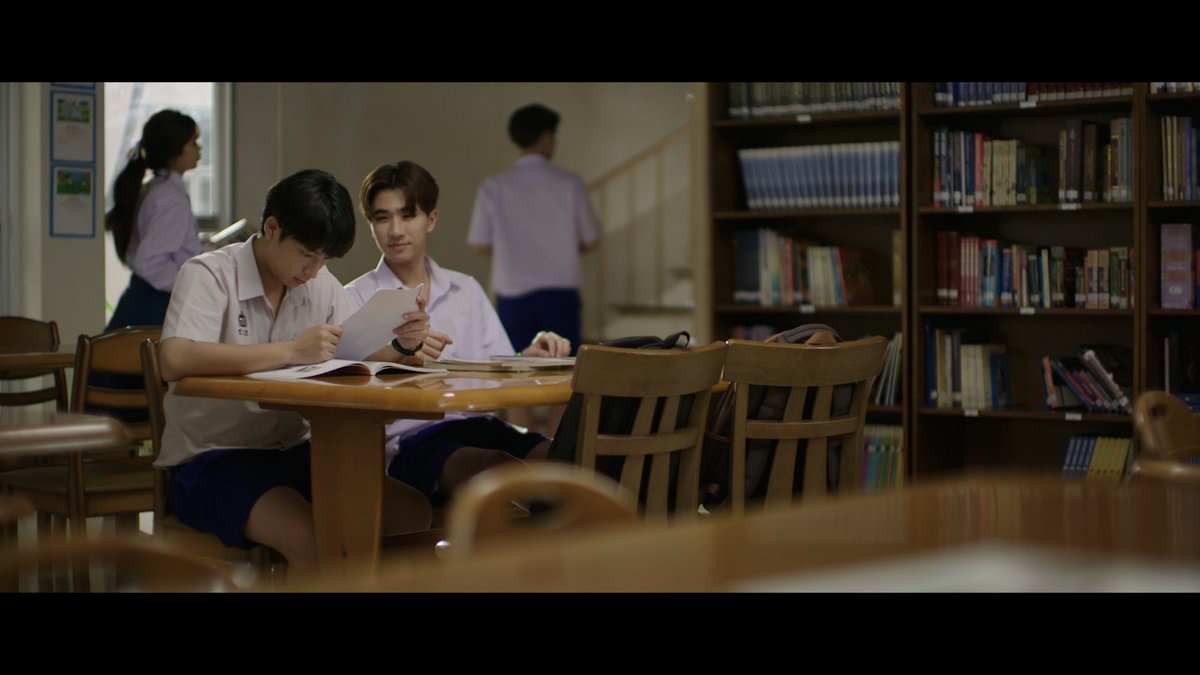 GMMTV's tweet photo. แอบพบคนส่งตาหวานให้พี่ติววววว

#DangerousRomanceEP3 #GMMTV
@perthppe @Chimonac https://t.co/5MrJq1HmUj