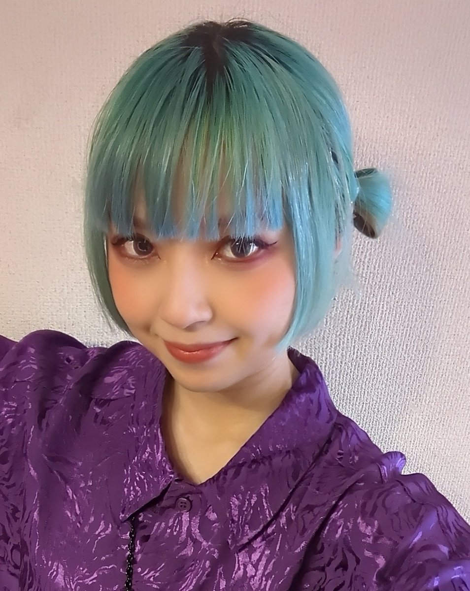 2_chiugiu's tweet photo. こちらカラーバターのオーシャンブルーとクリアクリームで染めたエメグリを
ブルーシャンプーで青味を足しムラサキシャンプーで黄味を隠したら
水色ヘアの完成！
カラーシャンプーなら色の修正も超簡単！
 #エンシェールズ47 https://t.co/huYe1421x7