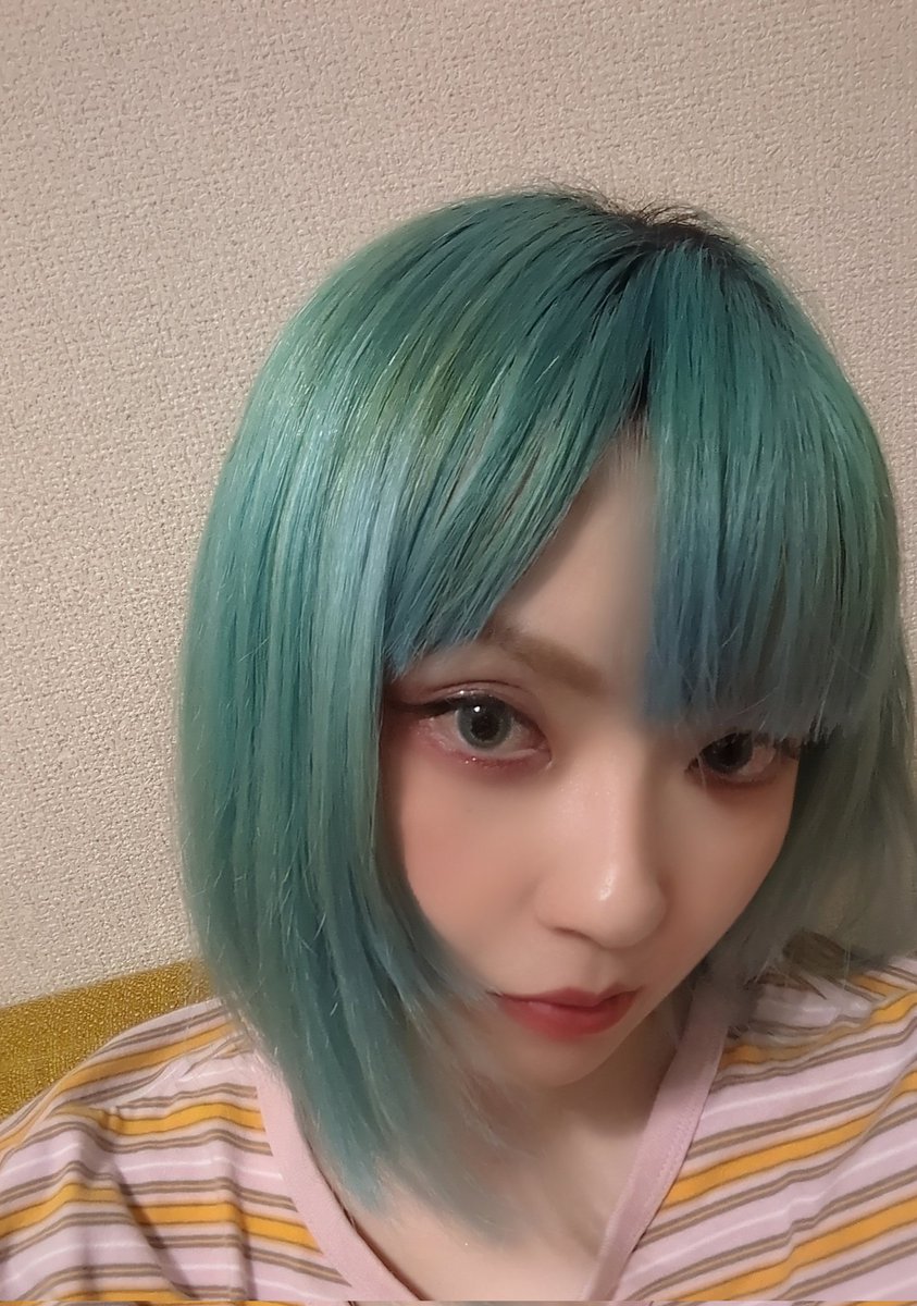 2_chiugiu's tweet photo. こちらカラーバターのオーシャンブルーとクリアクリームで染めたエメグリを
ブルーシャンプーで青味を足しムラサキシャンプーで黄味を隠したら
水色ヘアの完成！
カラーシャンプーなら色の修正も超簡単！
 #エンシェールズ47 https://t.co/huYe1421x7