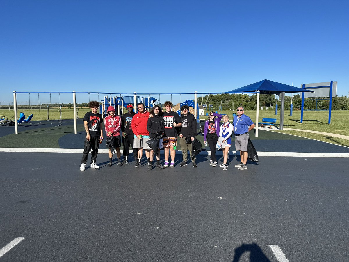 YOUR_PCES's tweet photo. A huge “thank you” to some students from WCHS for coming over to volunteer at PCES this morning! https://t.co/WMuSYUAVRN