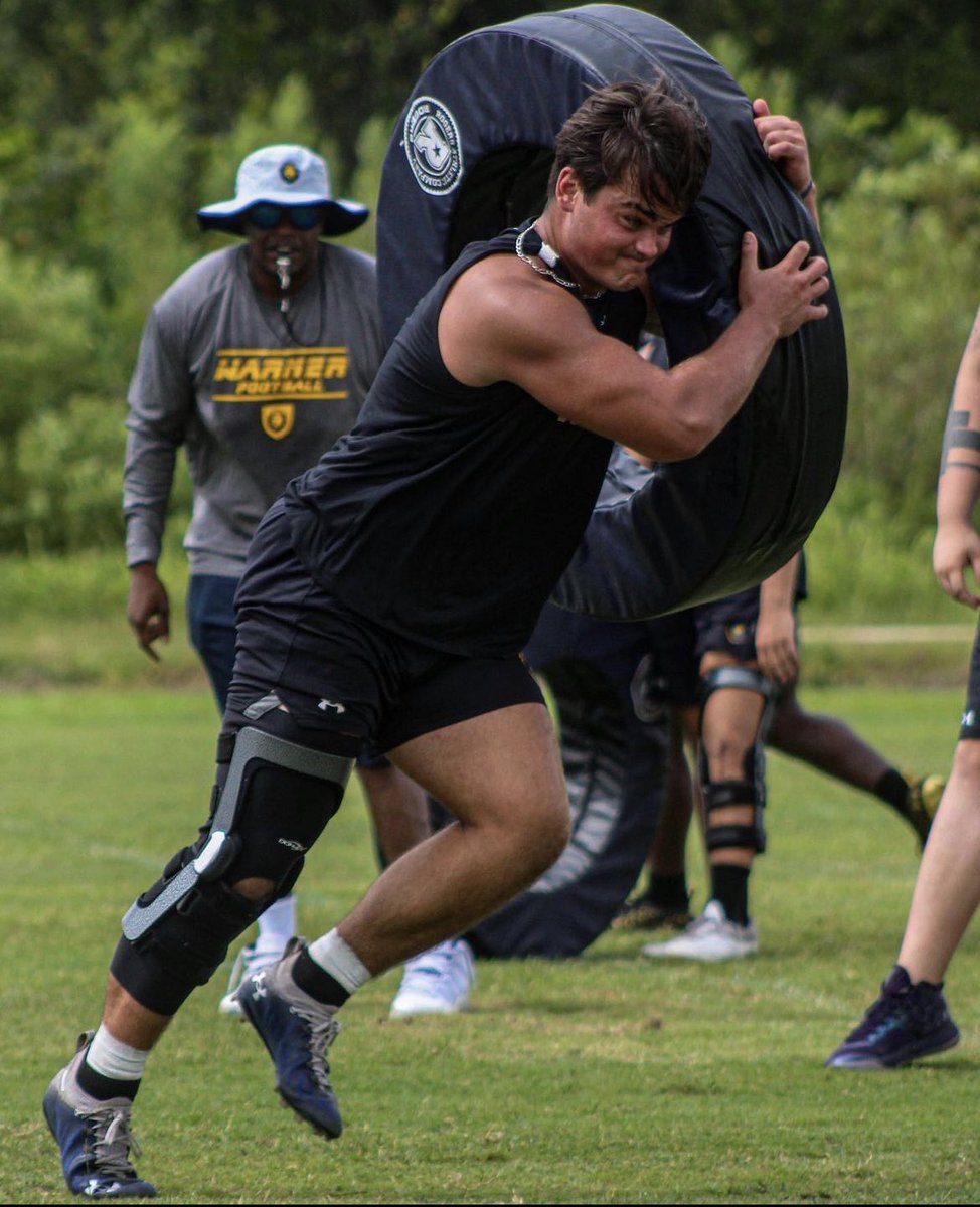 JosephHiers7's tweet photo. 955 days. 955 since I’ve been able to pad and play the game I love. Tough Surgery’s , Countless days of rehab and tons of adversity. I wanted to quit and give up but God picked me up when I was weak. The hay is in the barn. The time is now. #WarnerU https://t.co/XVRmwu8HjO