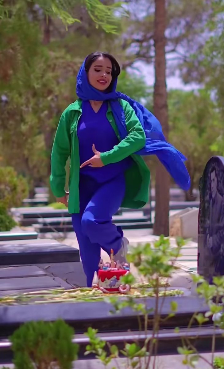 بلاگرِ ایرانی پیجش به 400K فالوور رسیده و داره بالاسر خاک بابا بزرگش می‌رقصه.