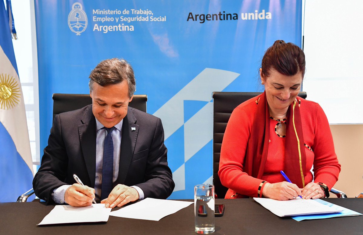 🚉 La ministra <a href="/kellyolmos/">Kelly Olmos</a> junto a su par de <a href="/MindeTransporte/">Ministerio de Transporte</a>, <a href="/DiegoGiuliano/">Diego Giuliano</a>, ratificaron un acuerdo que le permite a trabajadoras y trabajadores ferroviarios obtener una reducción impositiva de ganancias sobre sus ingresos.