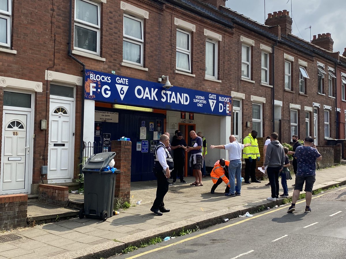JoePompliano's tweet image. West Ham is headed to Luton Town tonight.

The match will be played at Kenilworth Road — a 120-year-old stadium that has just 10,356 seats and requires fans to walk through houses to get in.

It's the smallest stadium in Premier League history.

You gotta love it.