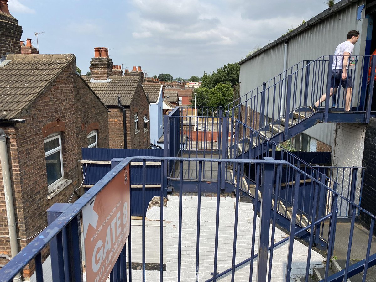 JoePompliano's tweet image. West Ham is headed to Luton Town tonight.

The match will be played at Kenilworth Road — a 120-year-old stadium that has just 10,356 seats and requires fans to walk through houses to get in.

It's the smallest stadium in Premier League history.

You gotta love it.