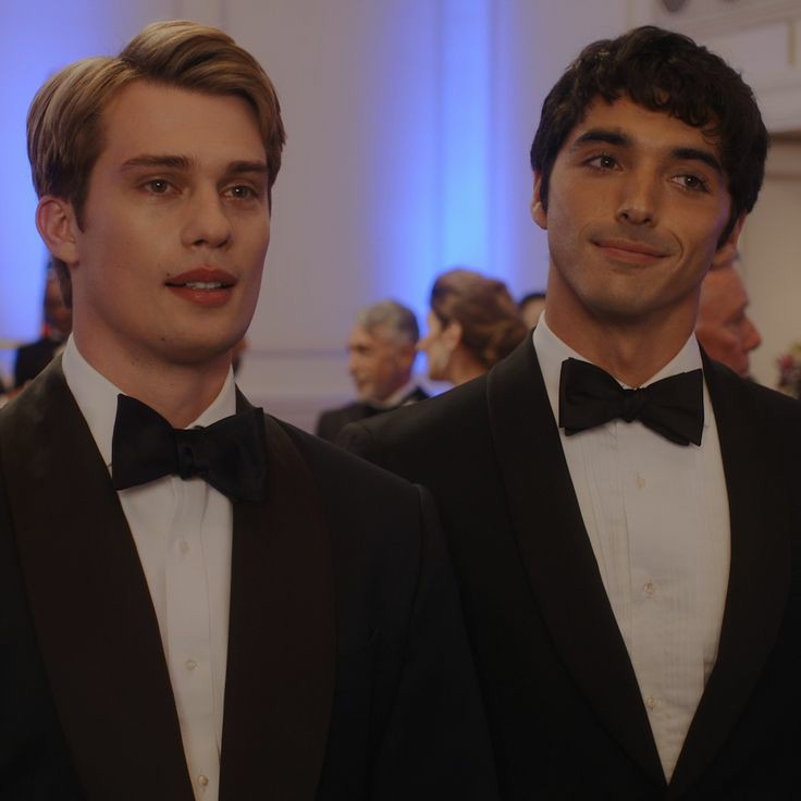 CarloseTK's tweet image. Which couple does the public prefer?
Or which one has more audience?
TK and Carlos or
Henry and Alex. 
#RedWhiteAndRoyalBlue 
#911LoneStar
#alexandhenry
#Tkandcarlos