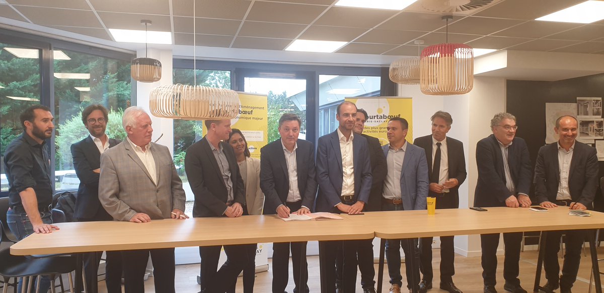 #Territoire | 🖋️Le préfet de l'#Essonne signait hier le projet partenarial d'aménagement du Parc d'activité de Courtaboeuf

👉 Une avancée afin de permettre le développement de l'attractivité de cette zone, tout en garantissant la transition écologique